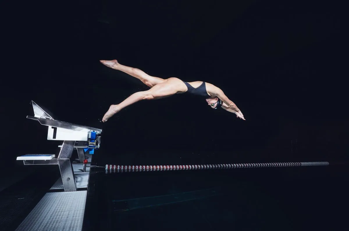 Vanessa Grimberg beim Startsprung ins Schwimmbecken
