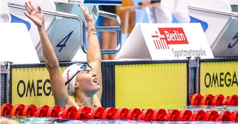 Vanessa Grimberg jubelt nach dem Sieg im Becken